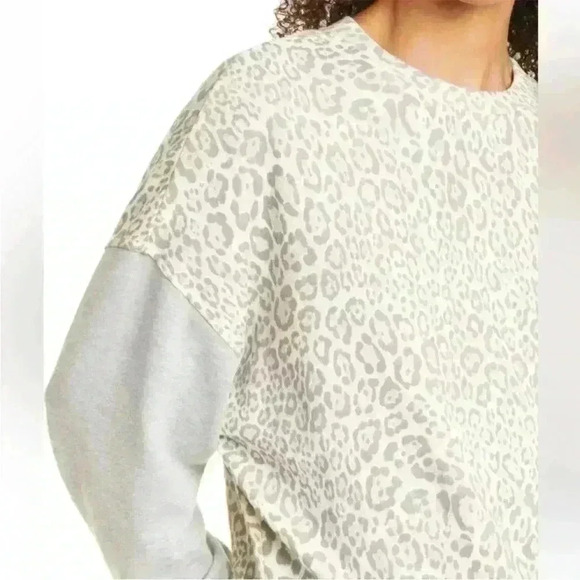 Rails Alice Leopard Print Cotton Blend Top in Mixed Grey Cheetah Size Large NWT - Picture 3 of 10